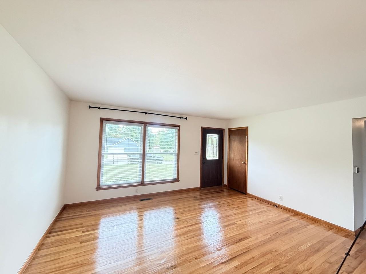 1502 Edgewood Dr - Photo 4 of 21