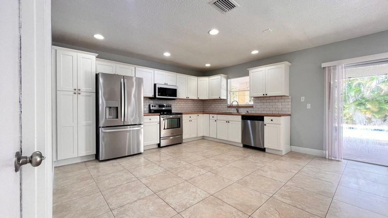 11535 Sanderling Dr - Photo 3 of 16