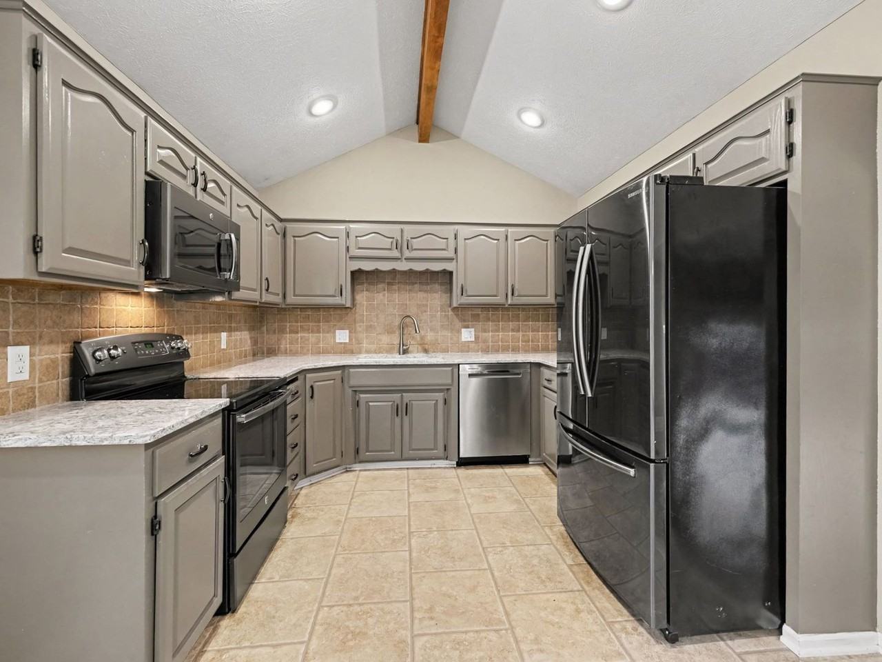 15454 Hamilton St - Photo 3 of 17