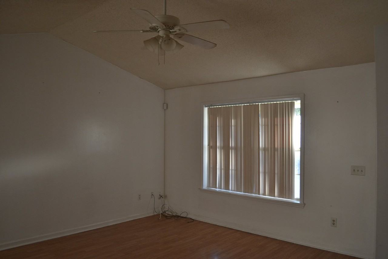 1099 Pineland Ave - Photo 2 of 17