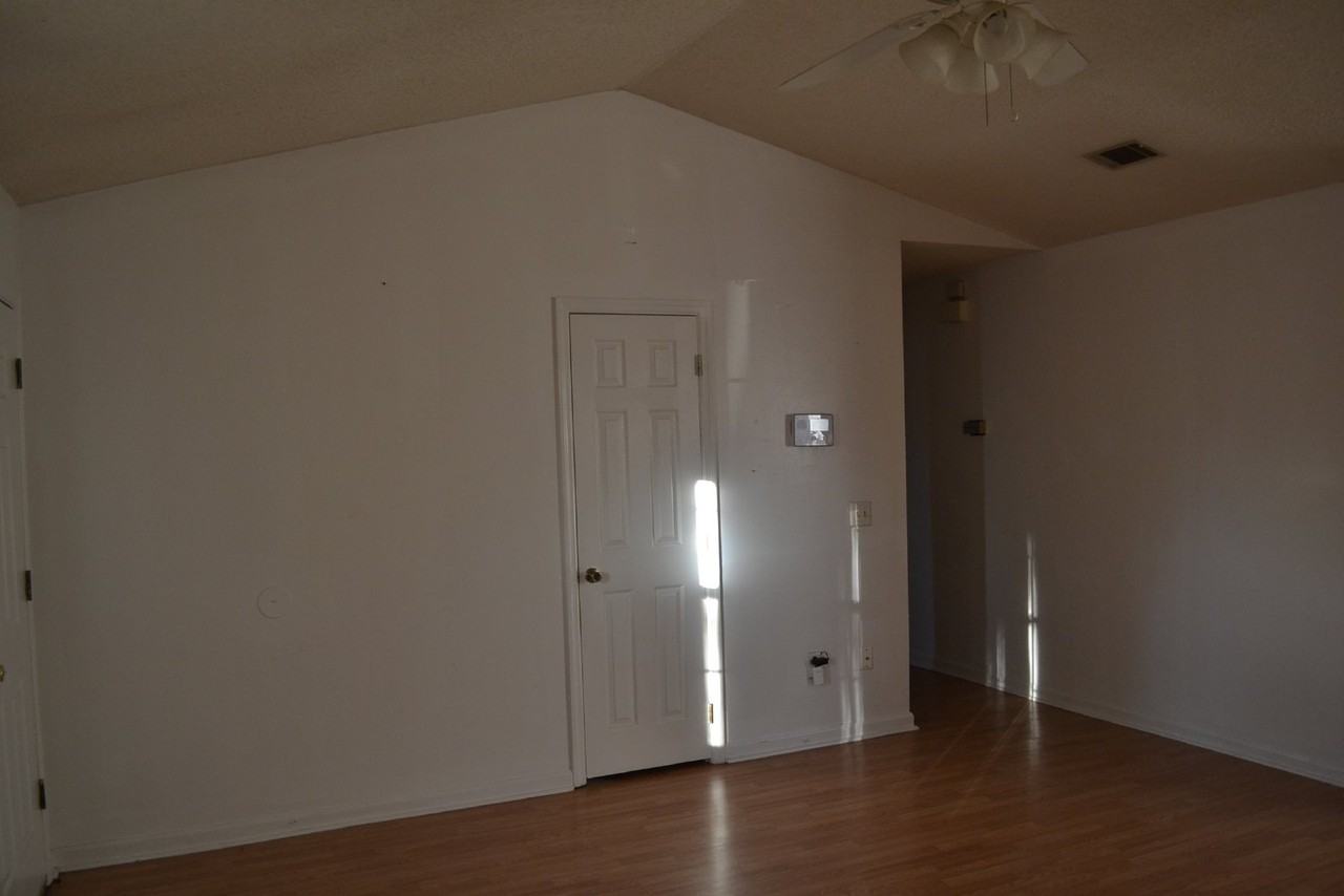 1099 Pineland Ave - Photo 3 of 17