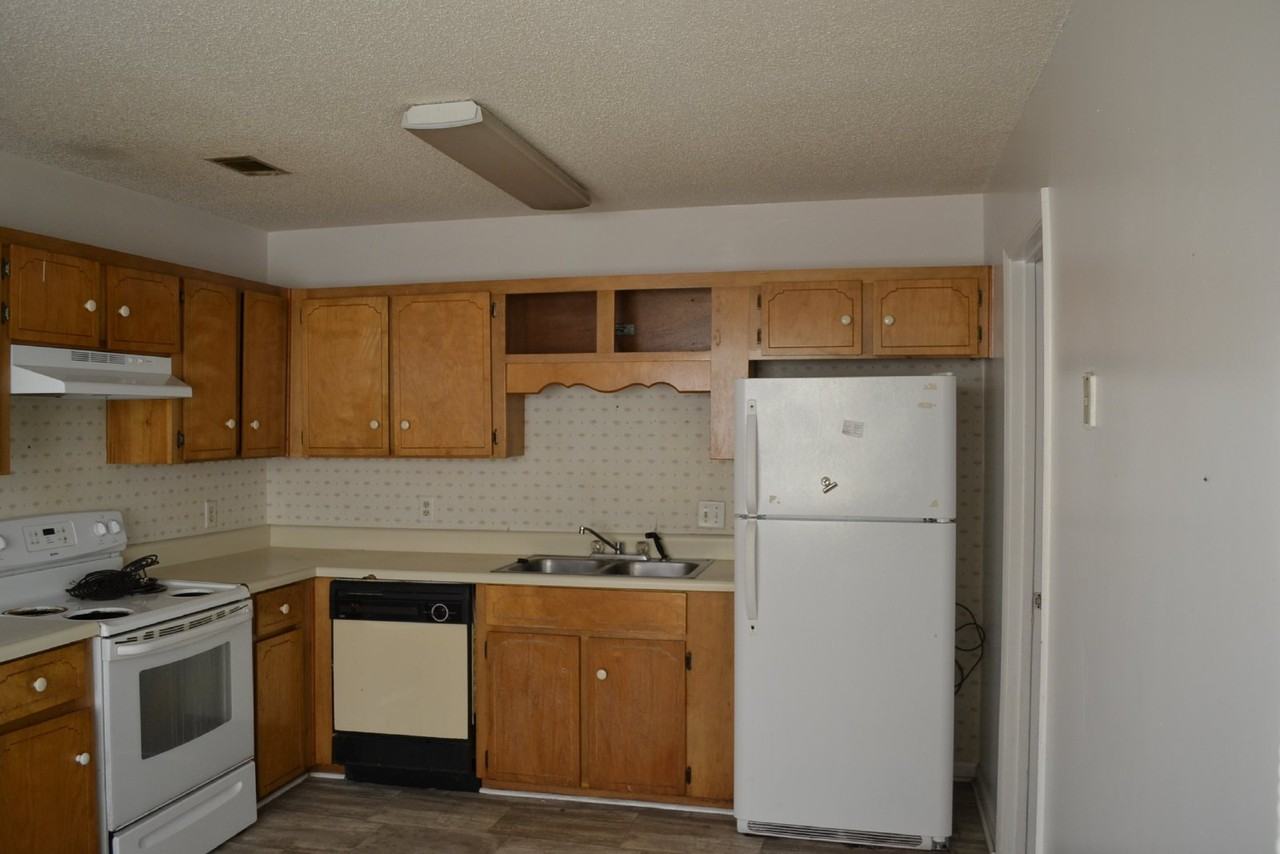 1099 Pineland Ave - Photo 4 of 17