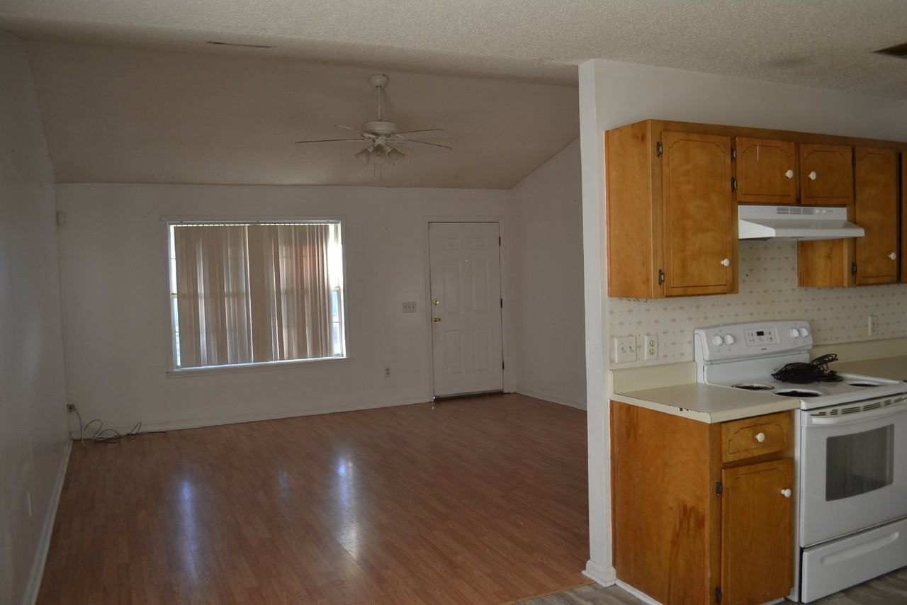 1099 Pineland Ave - Photo 5 of 17