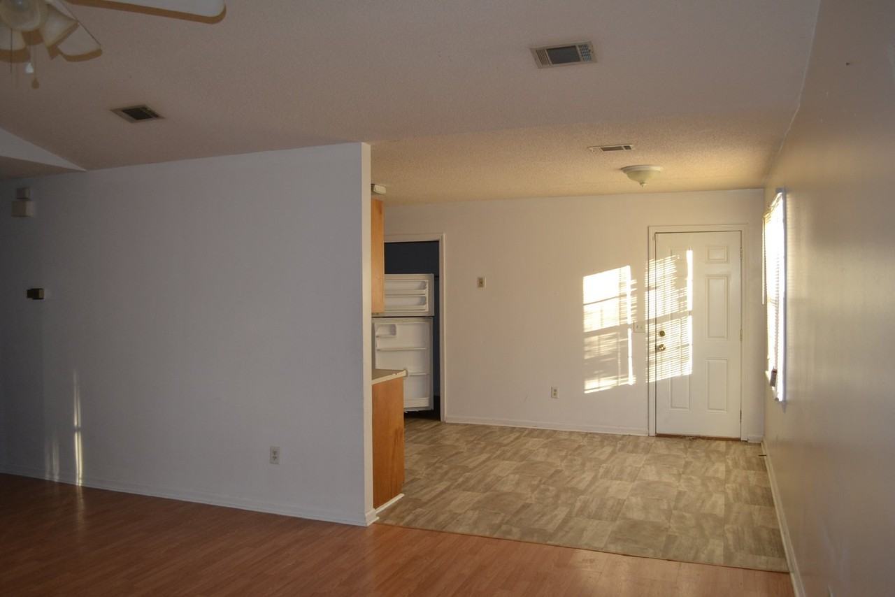 1099 Pineland Ave - Photo 6 of 17