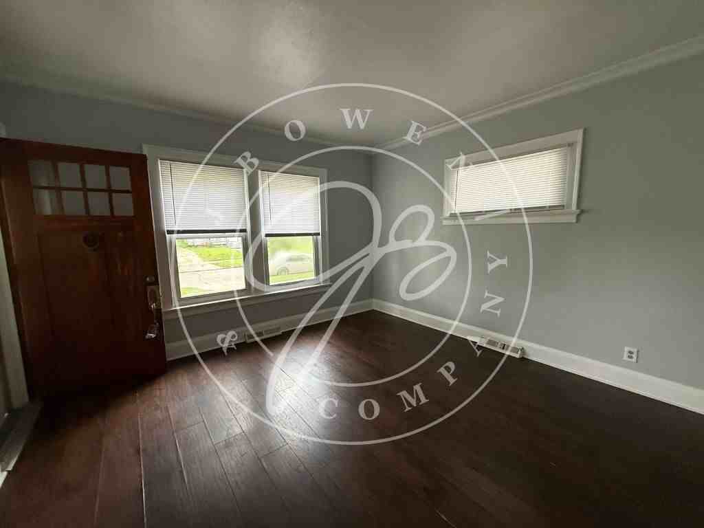 560 Bronx Dr - Photo 3 of 7