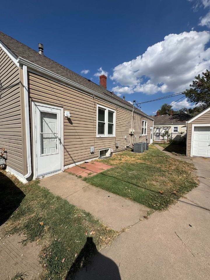 1811 W 13th St N - Photo 2 of 13