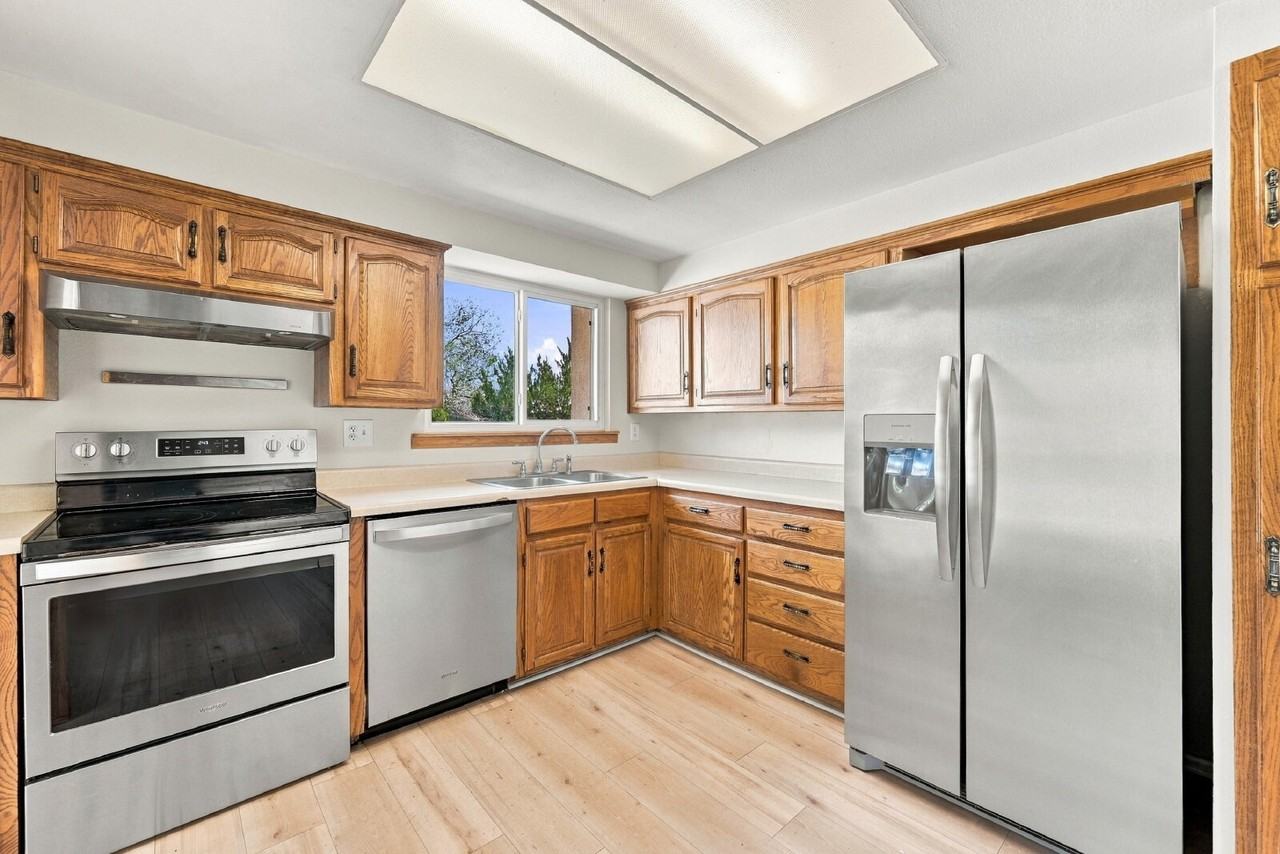 929 Cardinal St - Photo 4 of 43