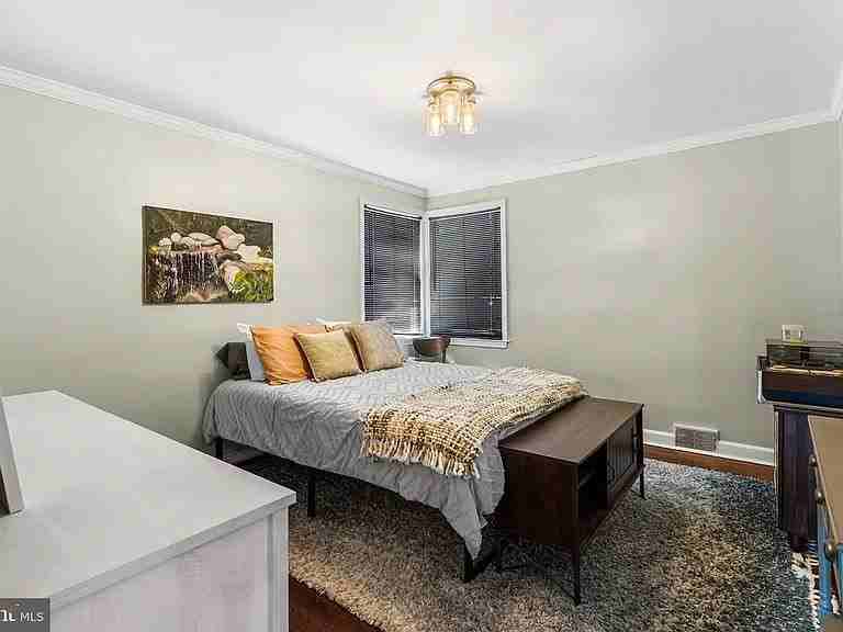 600 Maple Ave - Photo 4 of 18