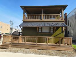 featured image of 218 E Walnut St