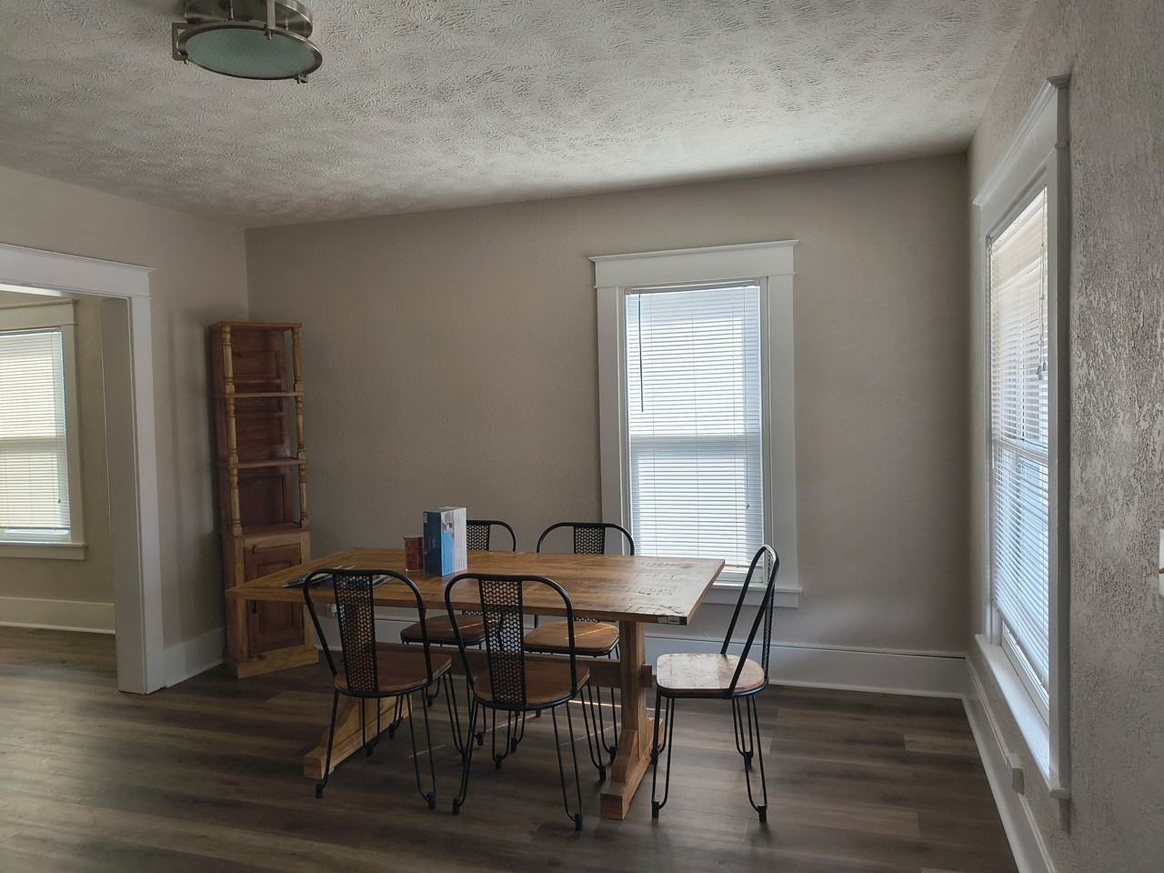 218 E Walnut St - Photo 4 of 9