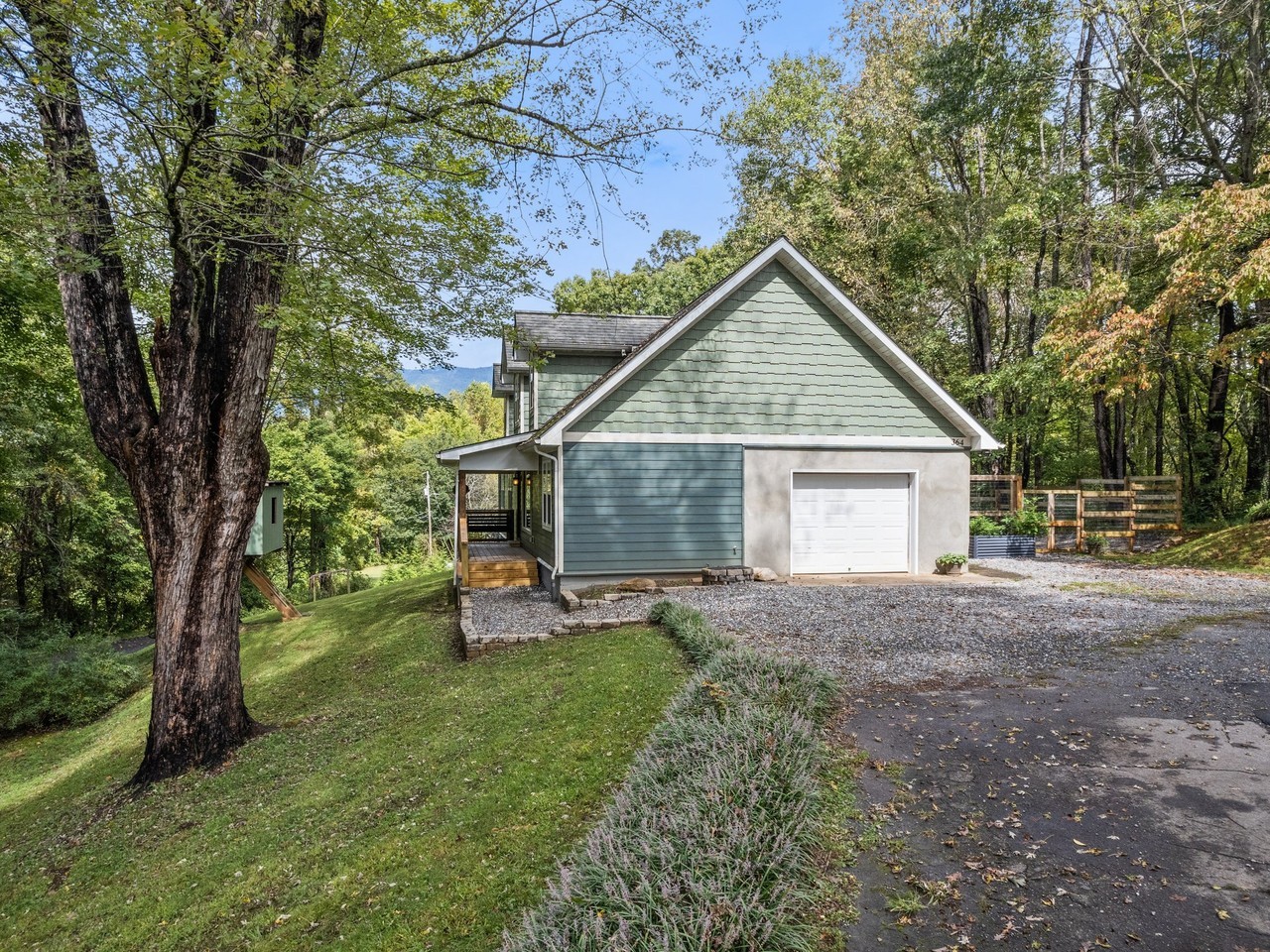 364 Lee St - Photo 2 of 20