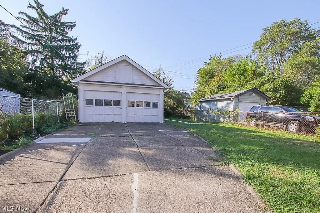 12716 Thornhurst Ave - Photo 3 of 18