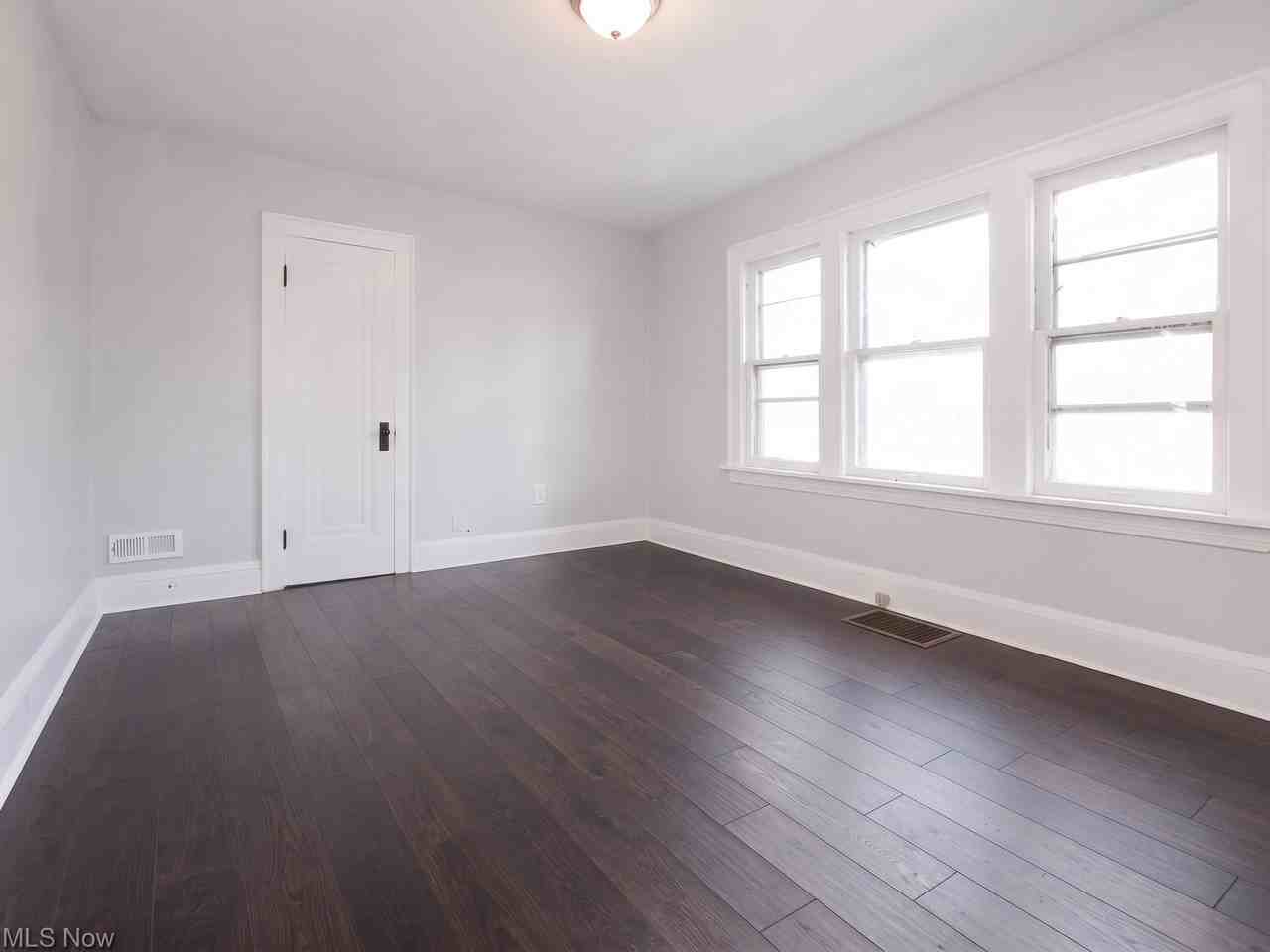 12716 Thornhurst Ave - Photo 4 of 18
