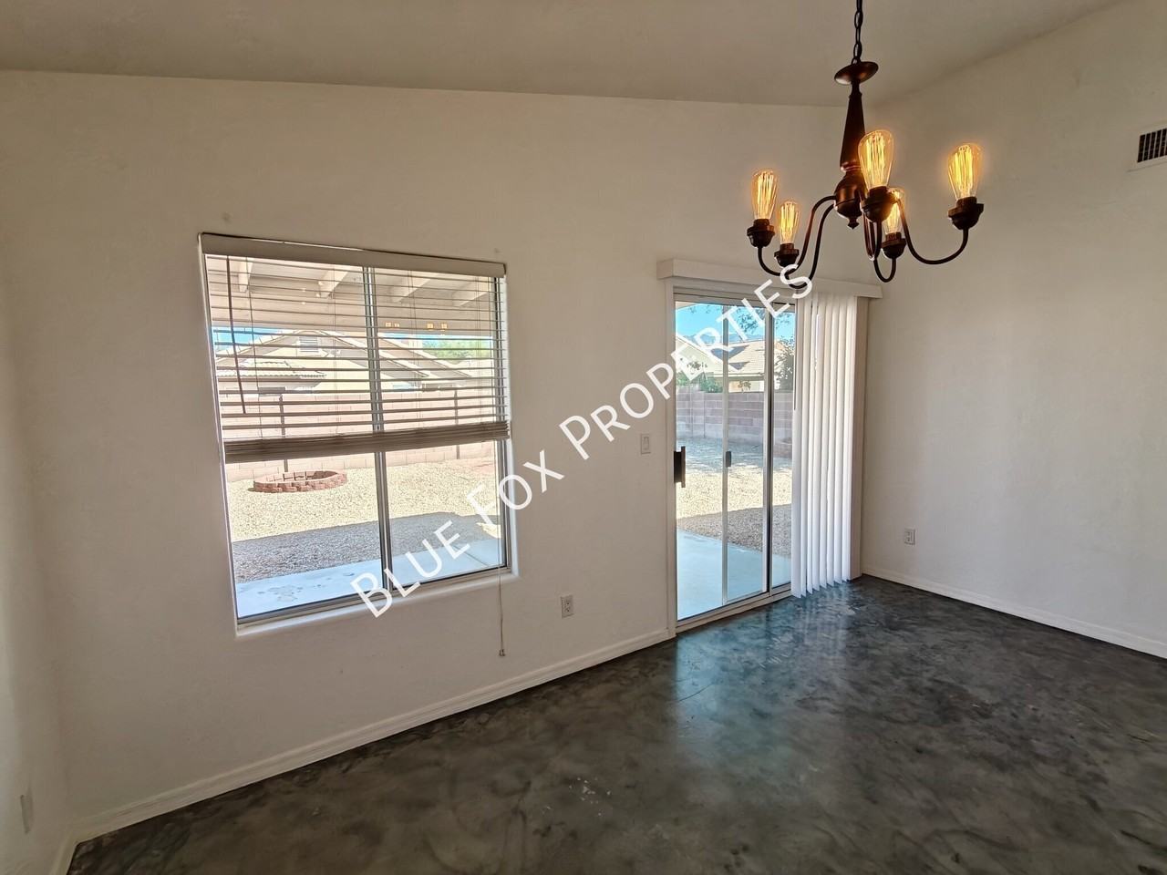 2302 W Silvergate Pl - Photo 5 of 26