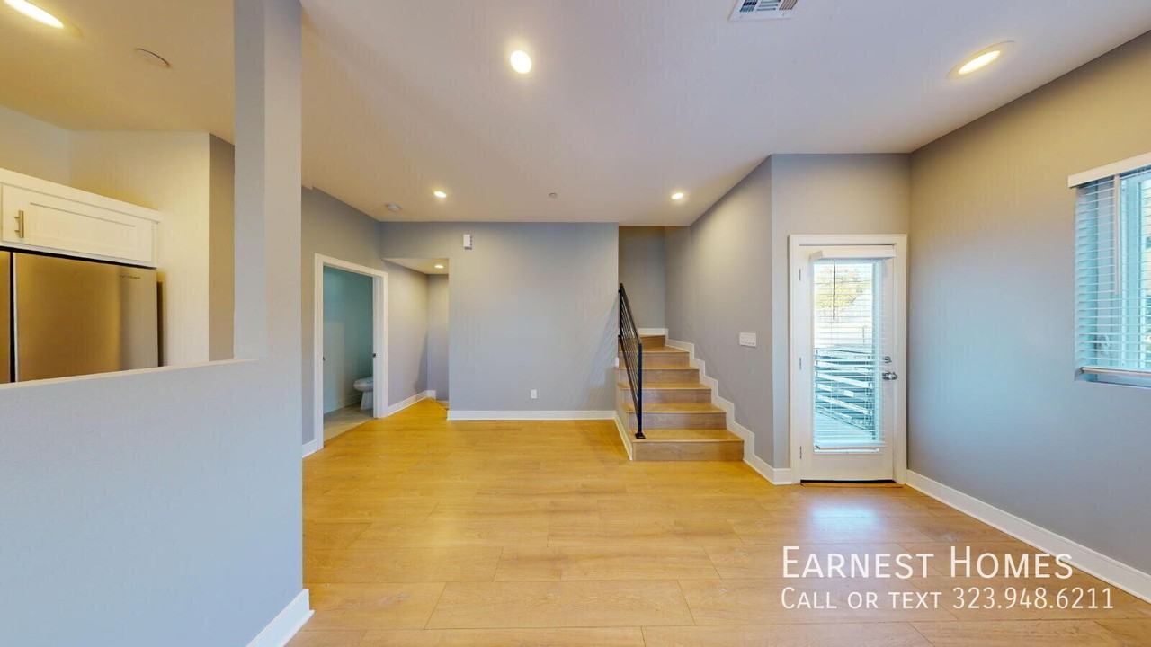 147 Roselake Ave - Photo 4 of 31