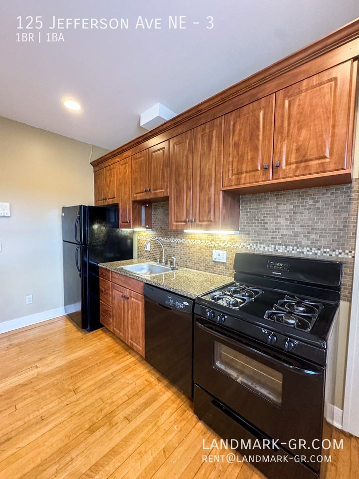 125 Jefferson Ave NE #3 - Photo 5 of 17