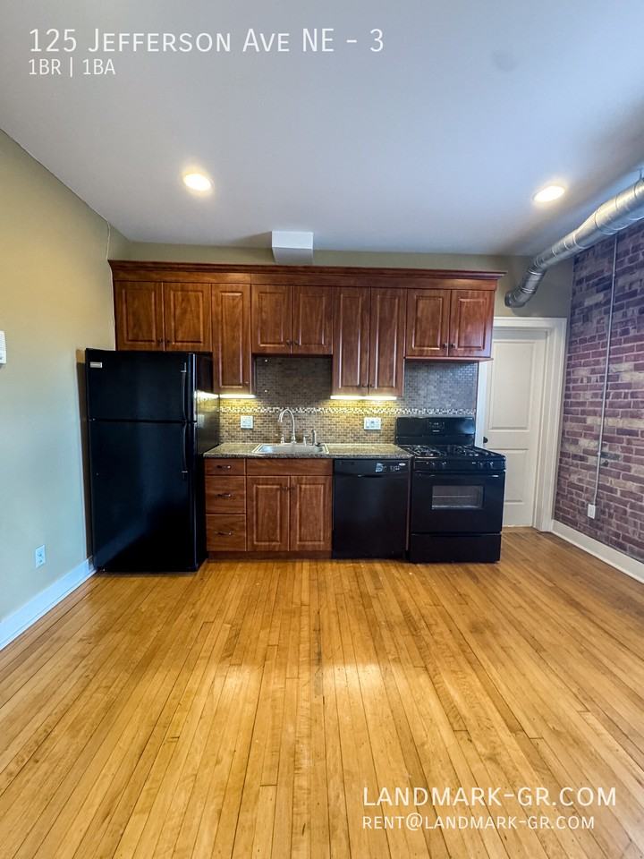 125 Jefferson Ave NE #3 - Photo 6 of 17