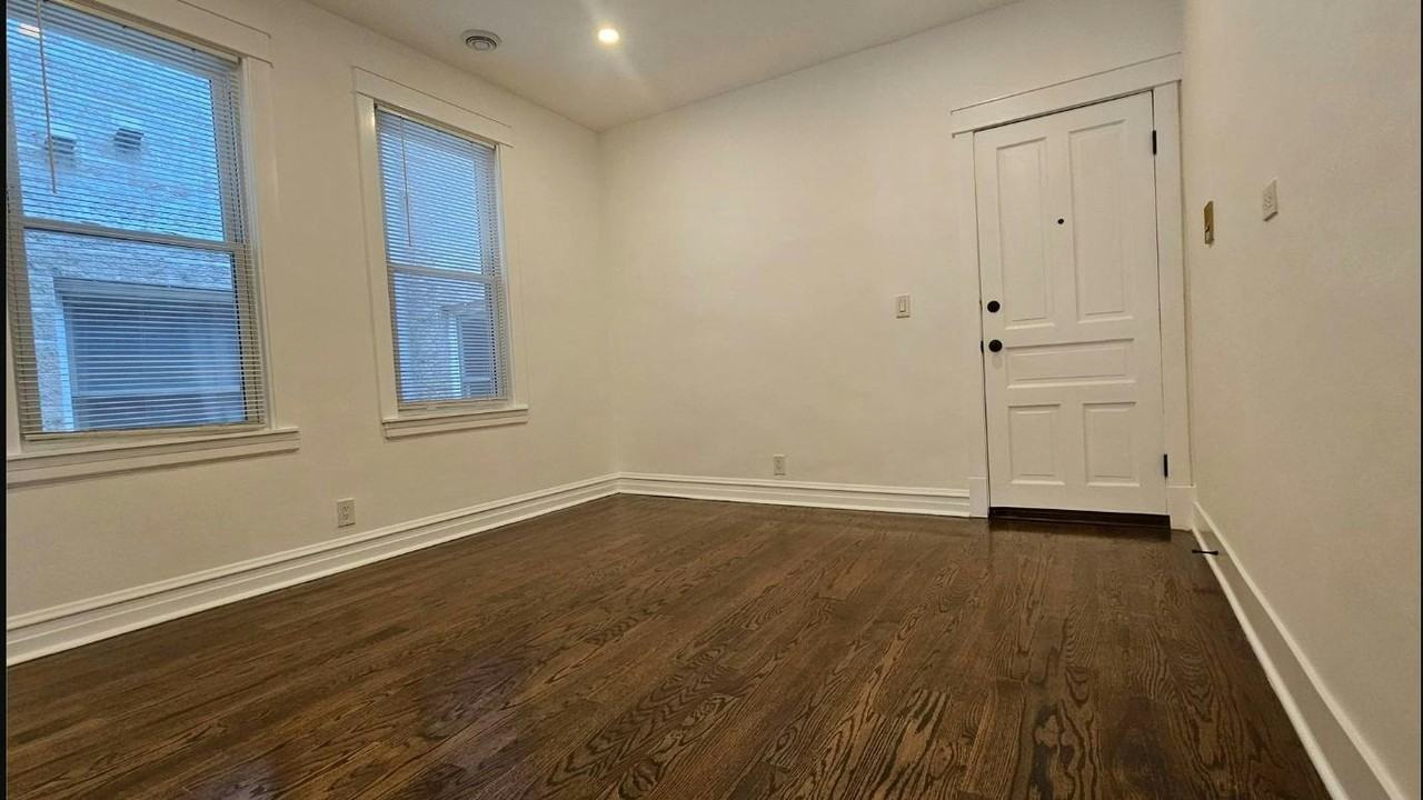 2541 North Southport Avenue, Unit 2R - Photo 3 of 18