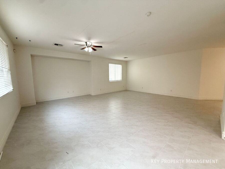 9748 Waukegan Ave - Photo 5 of 31