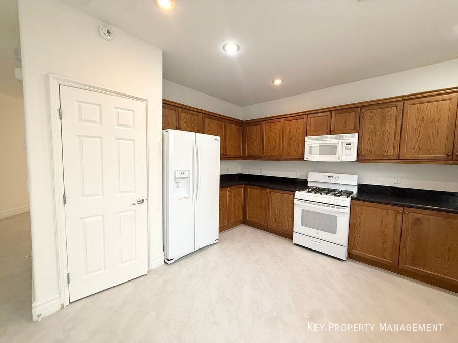 9748 Waukegan Ave - Photo 6 of 31