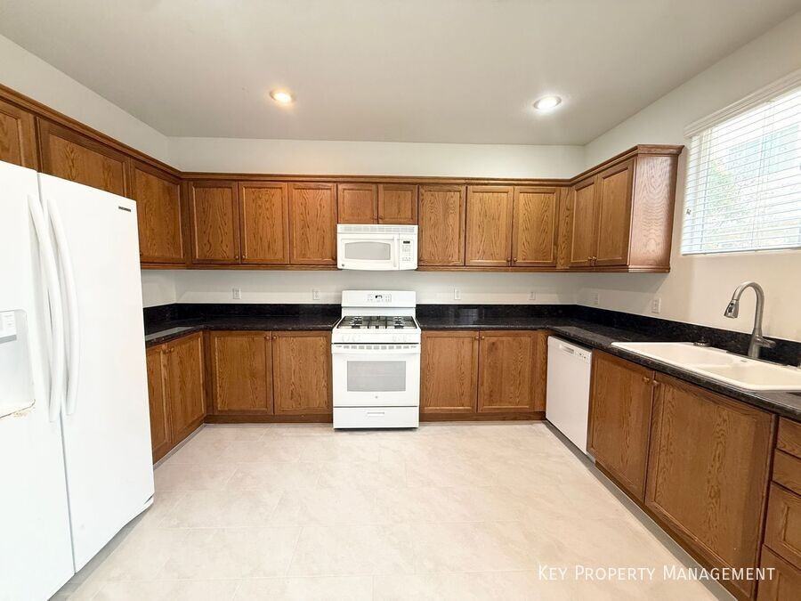 9748 Waukegan Ave - Photo 7 of 31