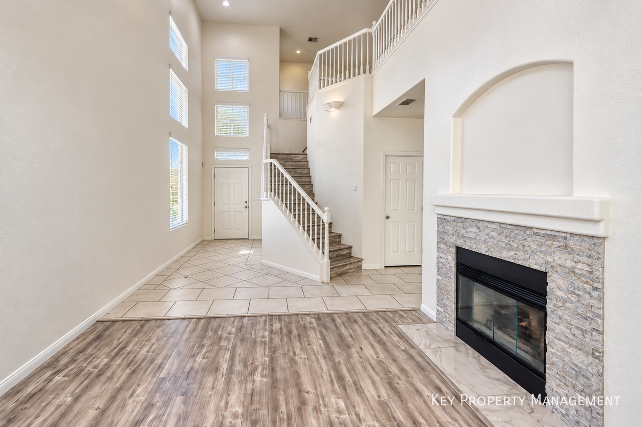 3104 Maple Ridge Ct - Photo 5 of 25