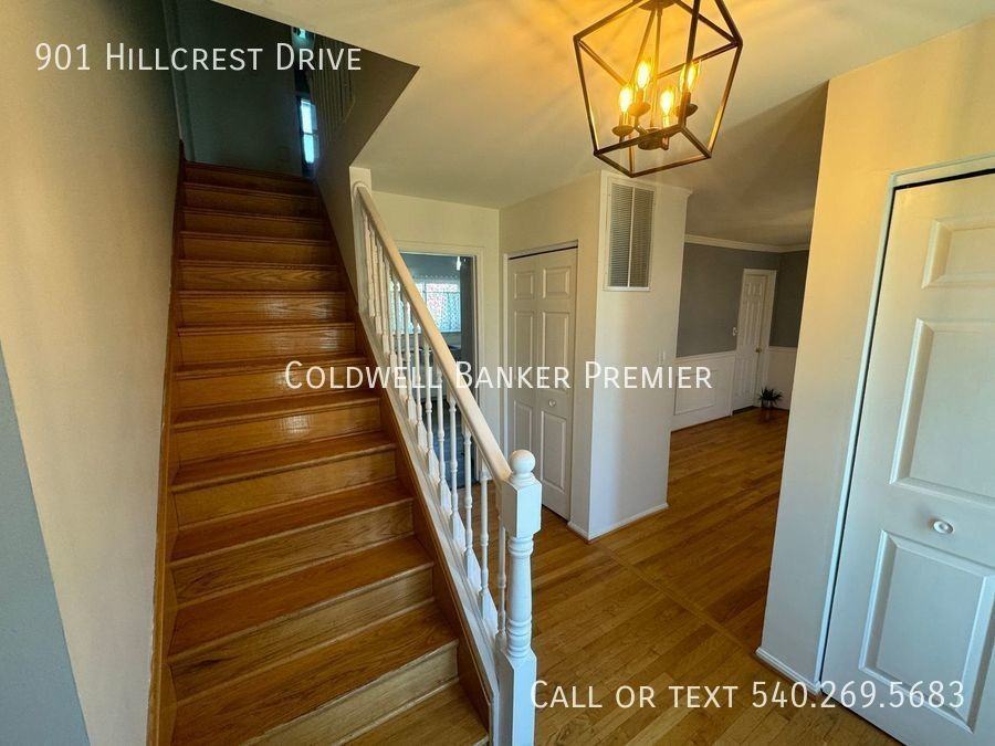 901 Hillcrest Dr - Photo 4 of 35