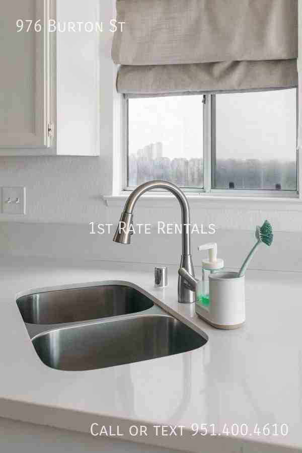 976 Burton St - Photo 3 of 8