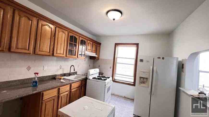 1358 E 38th St - Photo 3 of 10