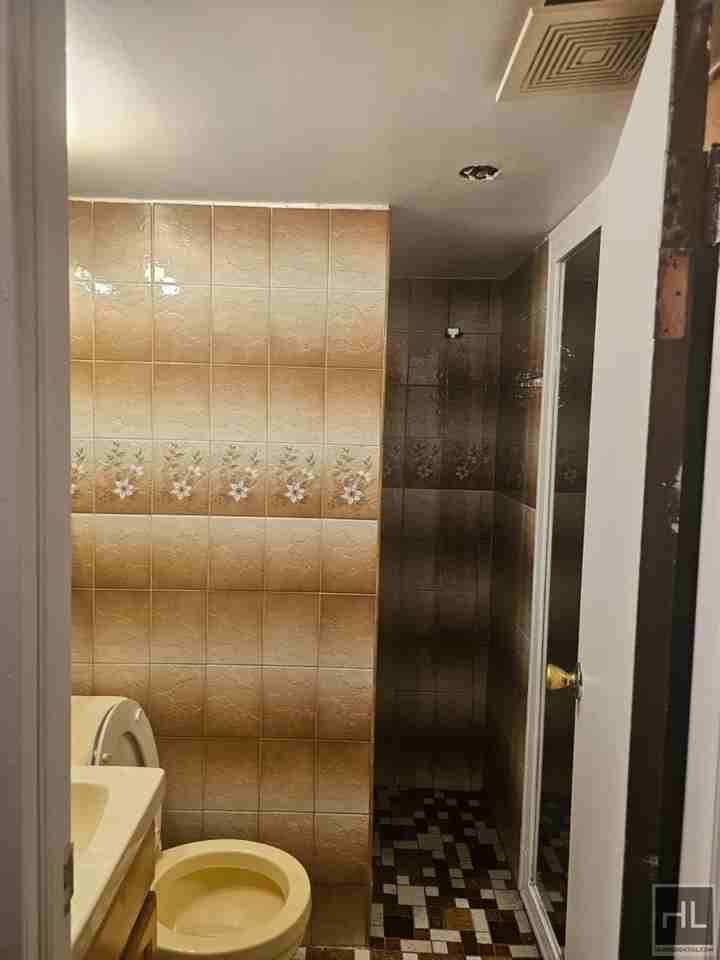 872 E 48th St - Photo 7 of 10