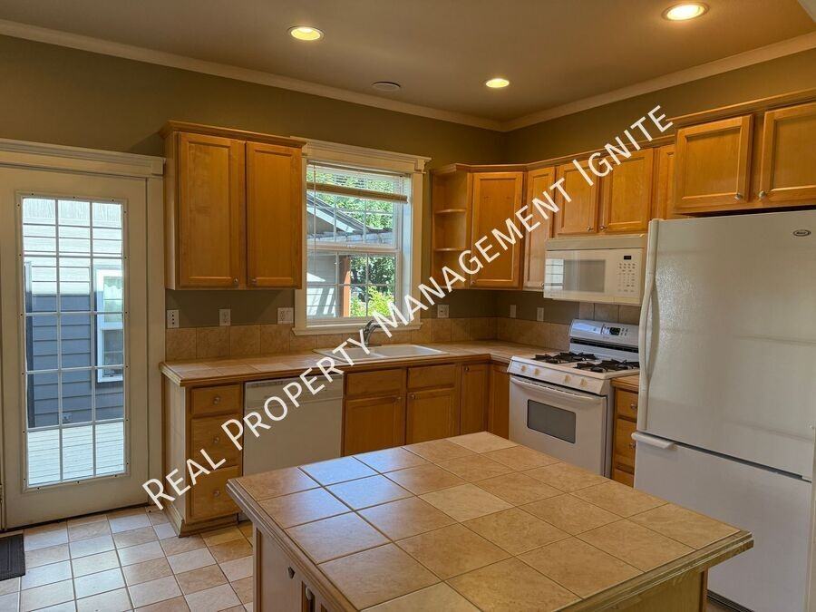 1362 Nw Lexington Ave - Photo 2 of 17