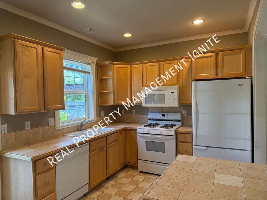 1362 Nw Lexington Ave - Photo 3 of 17