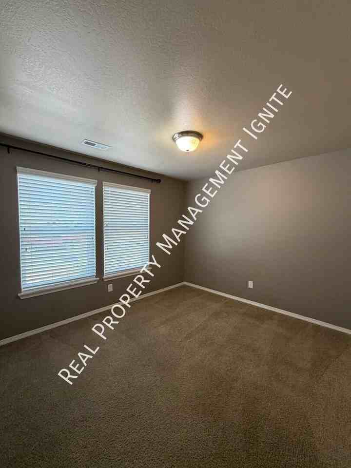1011 Se 6th St - Photo 7 of 16