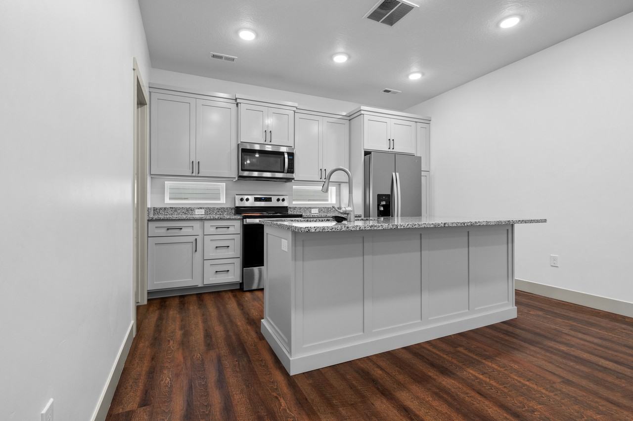 671 S 400 E - Photo 6 of 28