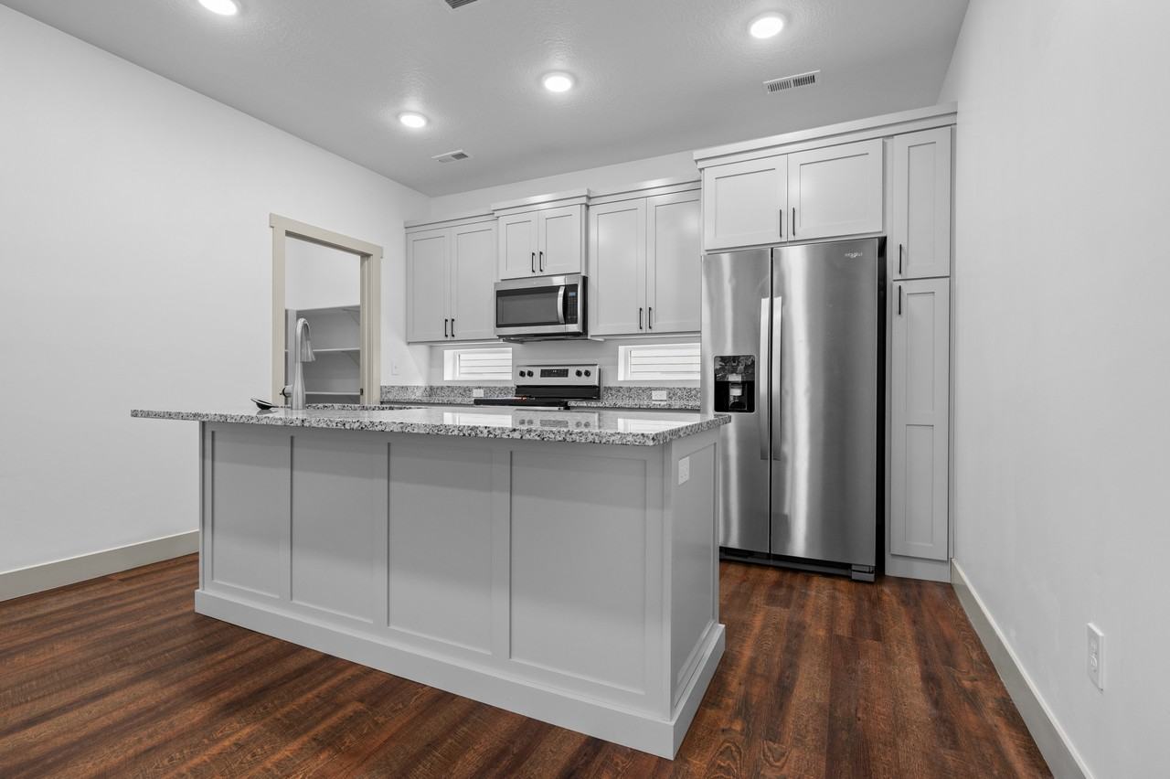 671 S 400 E - Photo 7 of 28