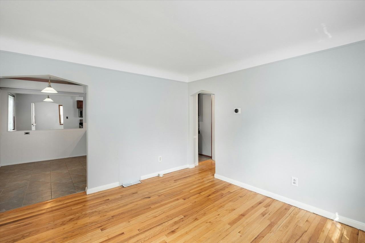 2011 East Hudson Avenue - Photo 3 of 33