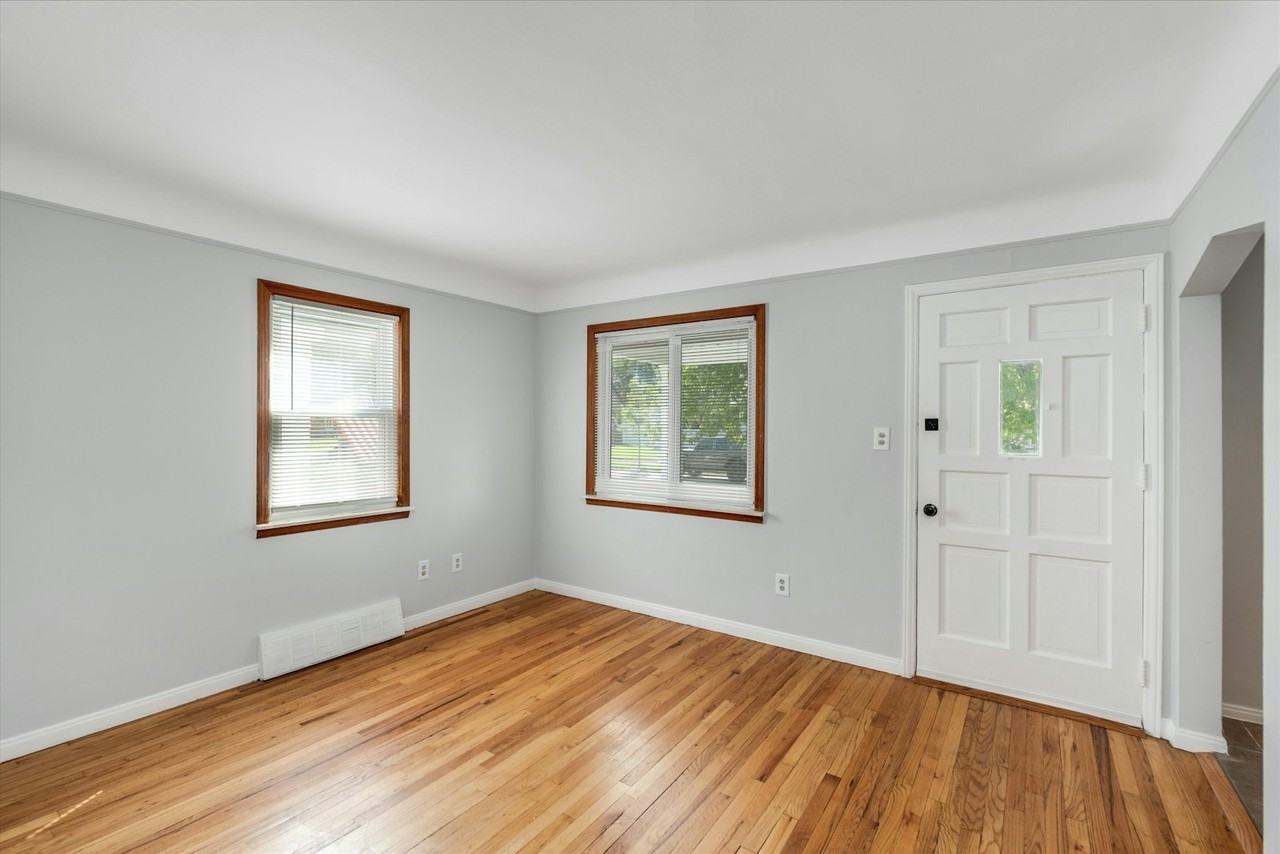 2011 East Hudson Avenue - Photo 5 of 33