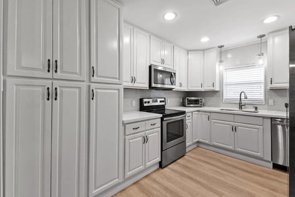 941 Ocean Dr - Photo 2 of 8