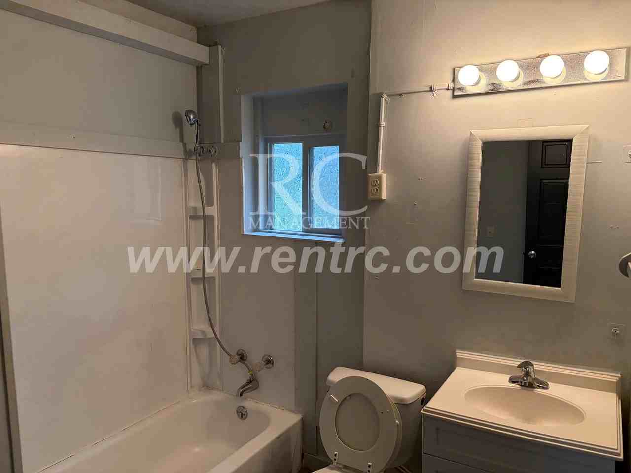 1105 Martin St - Photo 4 of 12