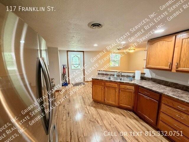 117 Franklin St - Photo 6 of 17