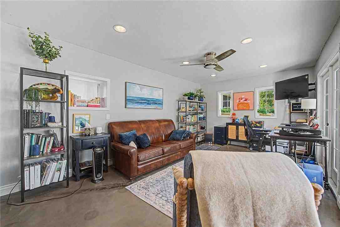 305 Sw E St - Photo 2 of 18