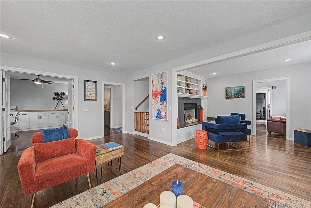 305 Sw E St - Photo 3 of 18