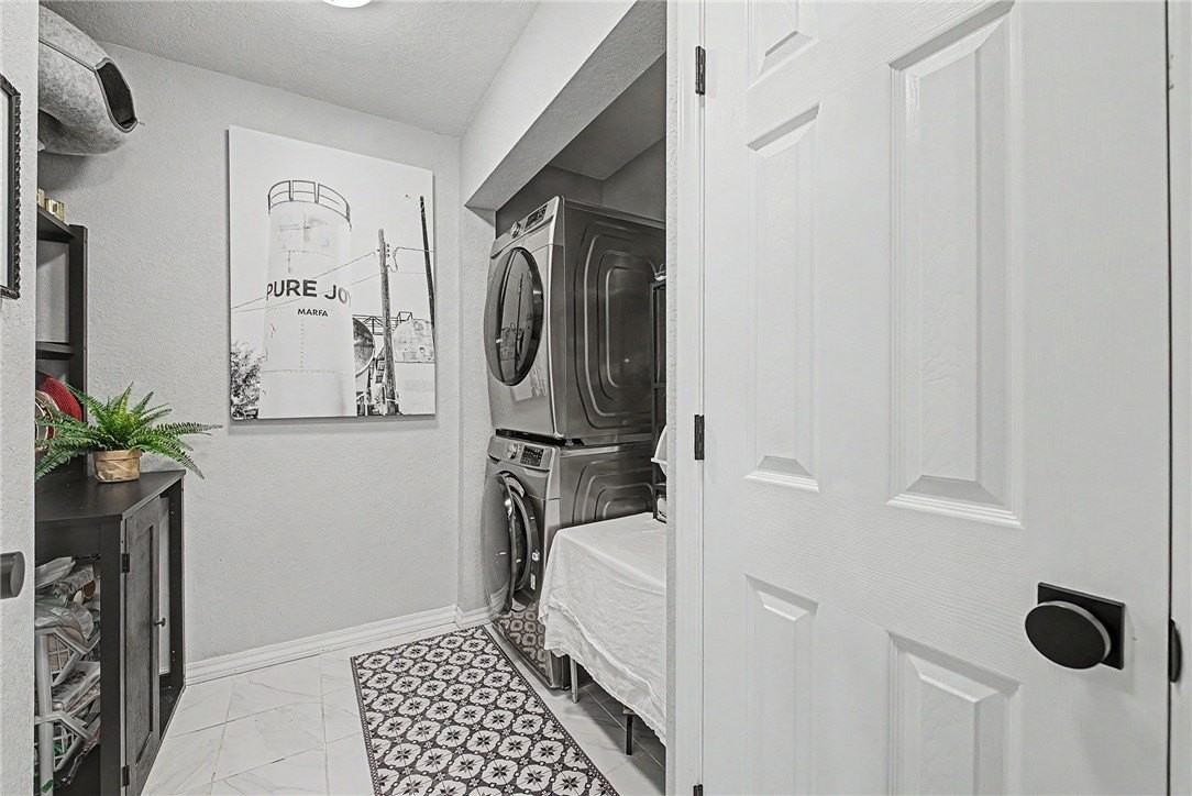 305 Sw E St - Photo 7 of 18
