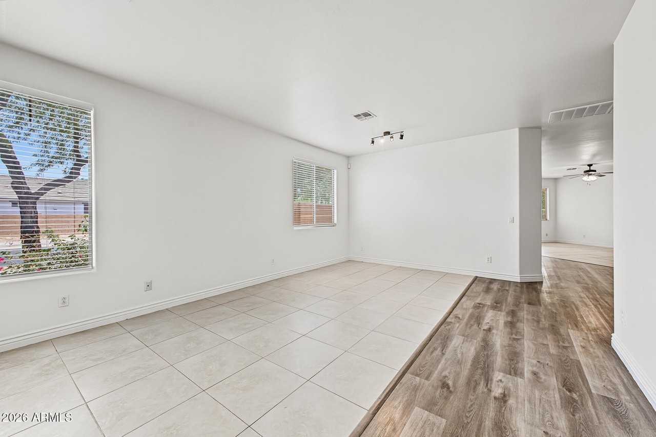 15395 W Jackson St - Photo 4 of 32
