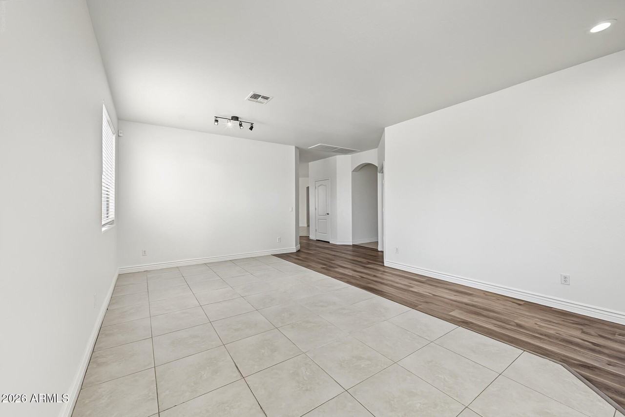 15395 W Jackson St - Photo 5 of 32