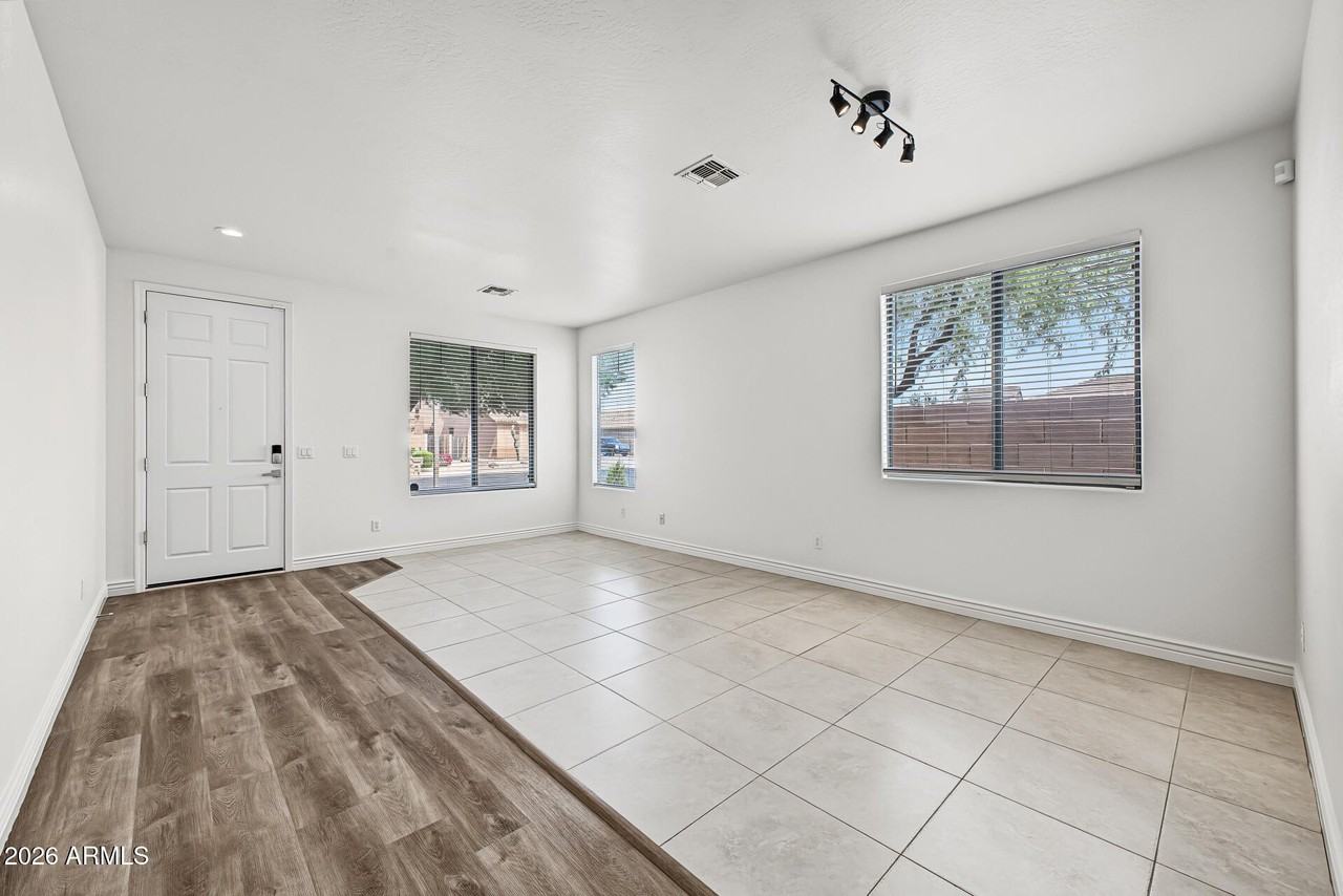 15395 W Jackson St - Photo 6 of 32