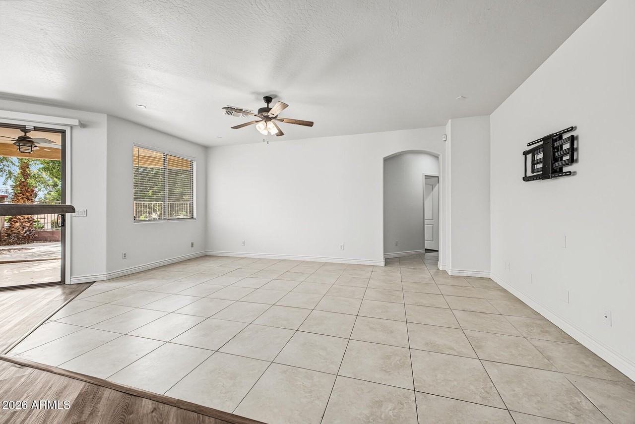 15395 W Jackson St - Photo 7 of 32