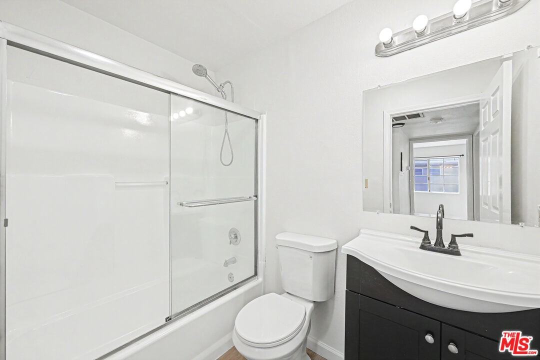 1820 S Barrington Ave #202 - Photo 2 of 8