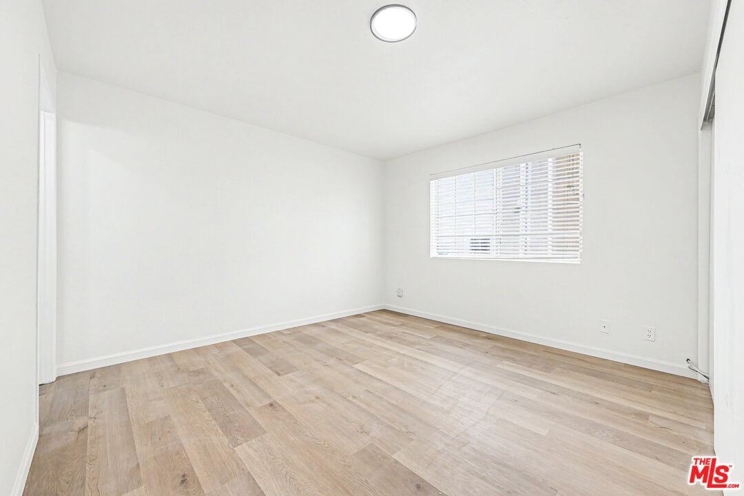 1820 S Barrington Ave #202 - Photo 4 of 8