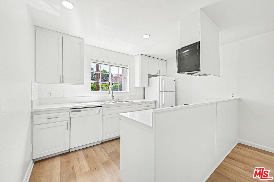 1820 S Barrington Ave #202 - Photo 5 of 8